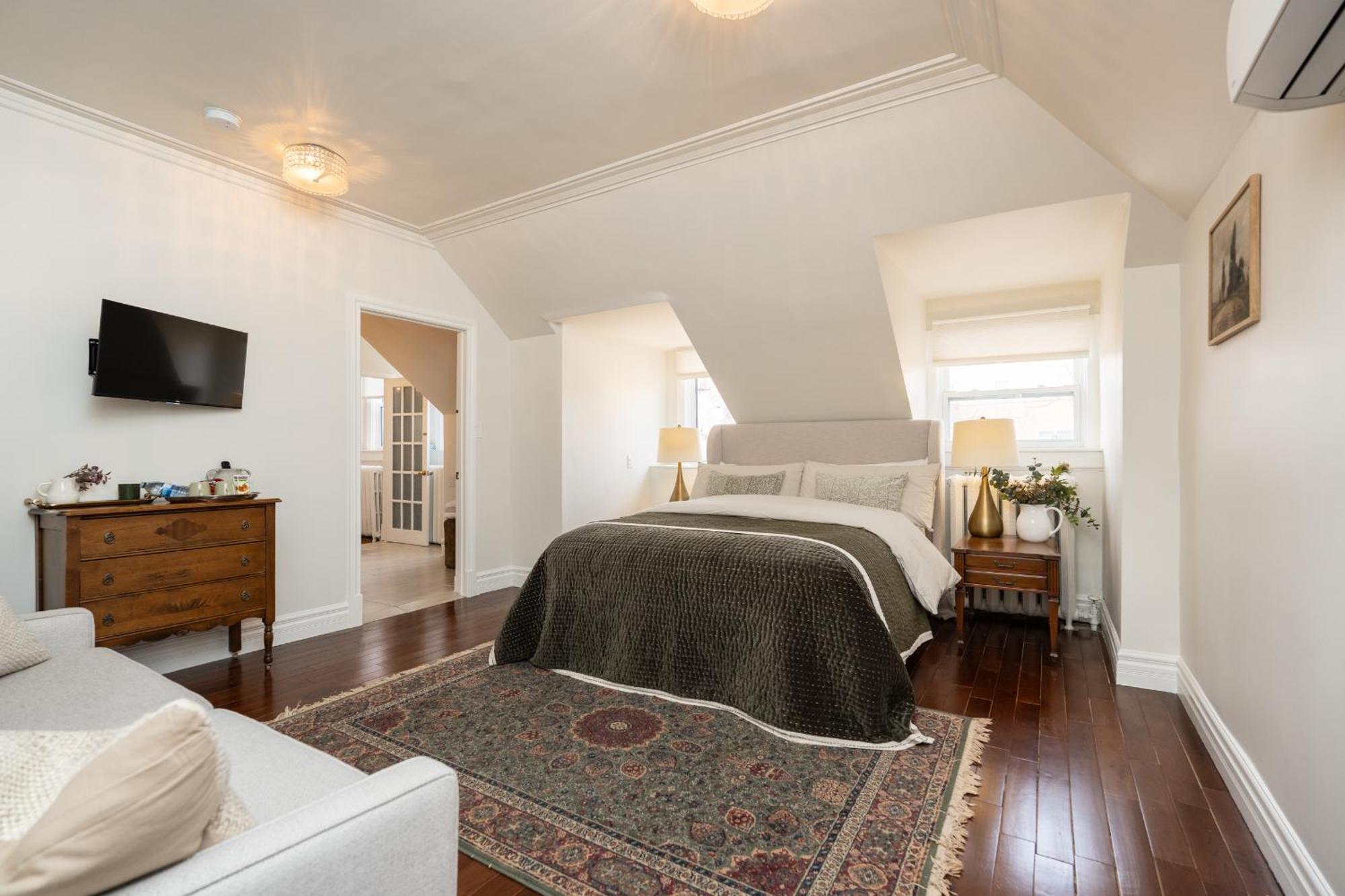 Bed and Breakfast No. 5 East à Winnipeg Extérieur photo