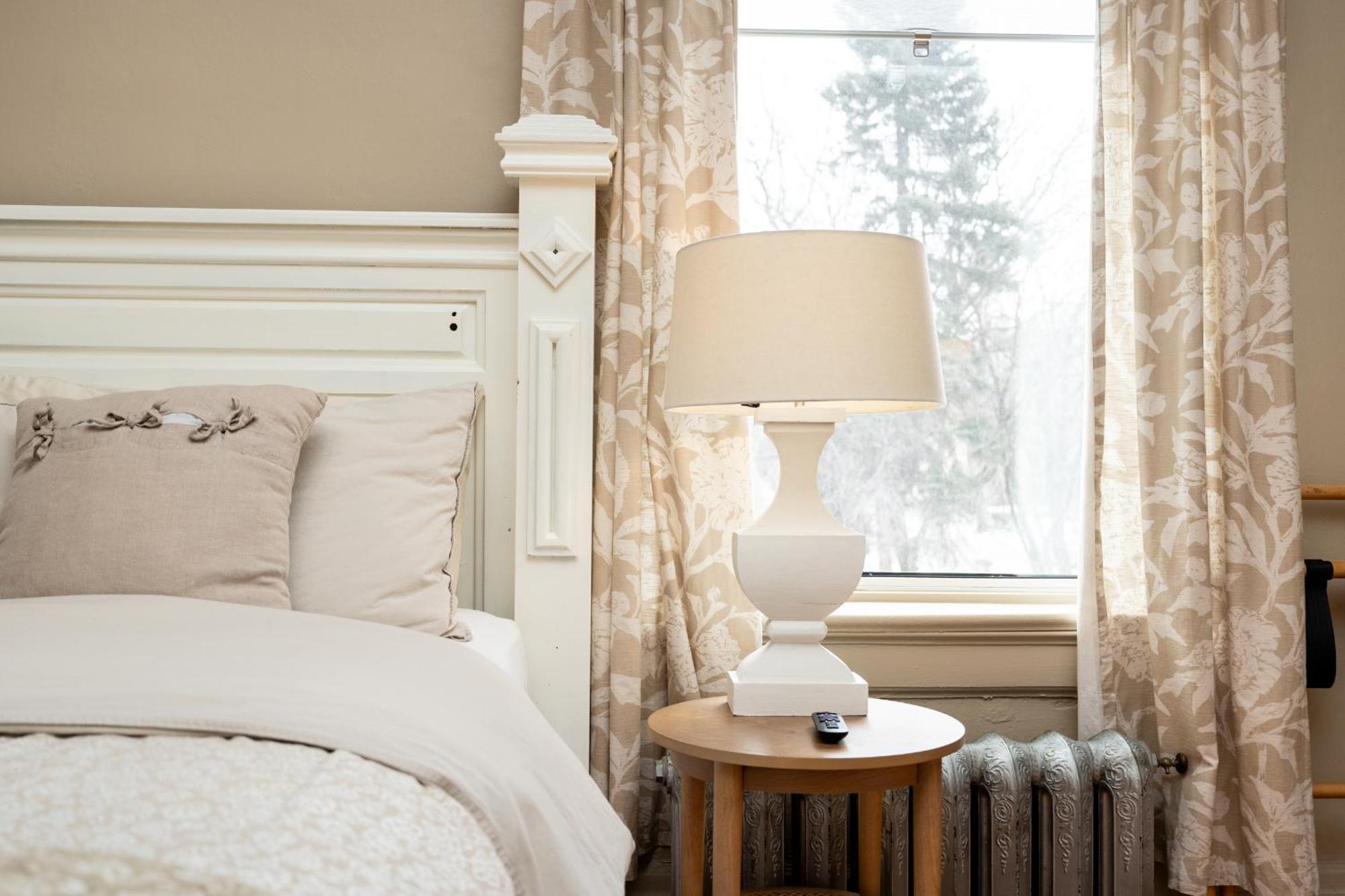 Bed and Breakfast No. 5 East à Winnipeg Extérieur photo